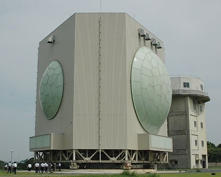 Radar FPS-5 theo dõi tên lửa đạn đạo của Nhật Bản